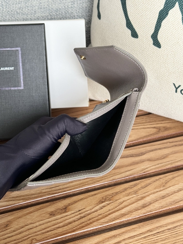 イヴサンローラン財布全体デザイン